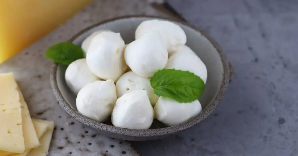 what happens if you eat bad mozzarella cheese